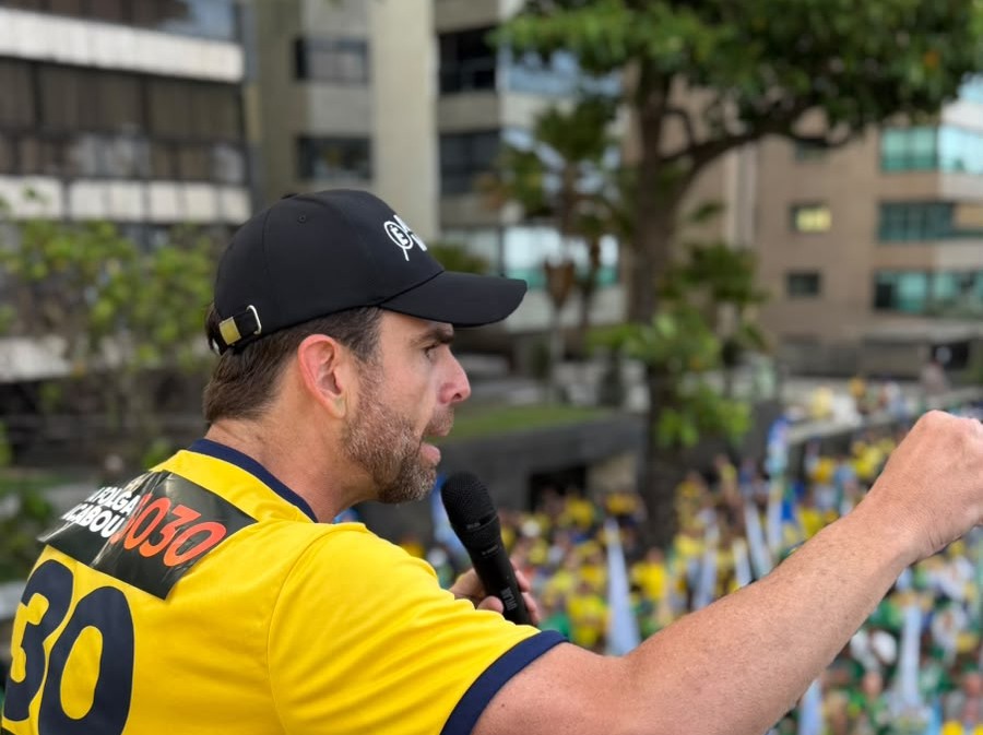 Eduardo Moura defende reação do Congresso ao STF durante manifestação em Boa Viagem