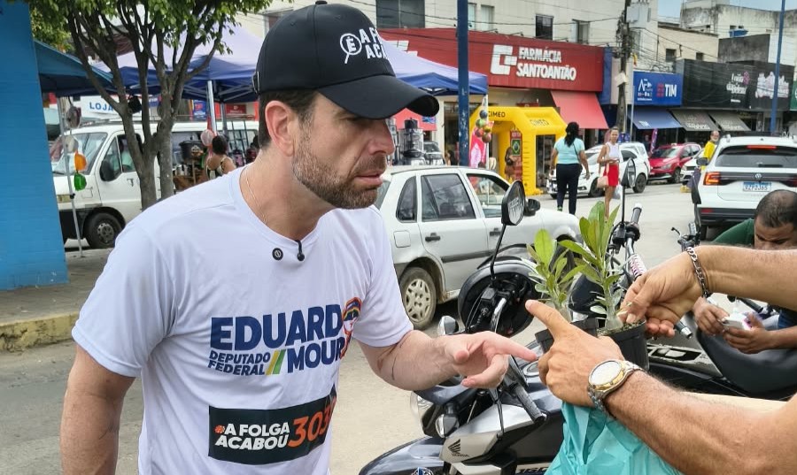 Candidato a deputado federal, Eduardo Moura faz panfletagem na feira de Vitória de Santo Antão